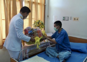 ในหลวงพระราชทานดอกไม้แก่-5-ทหารพรานบาดเจ็บเหตุระเบิดปัตตานี-–-ไทยโพสต์